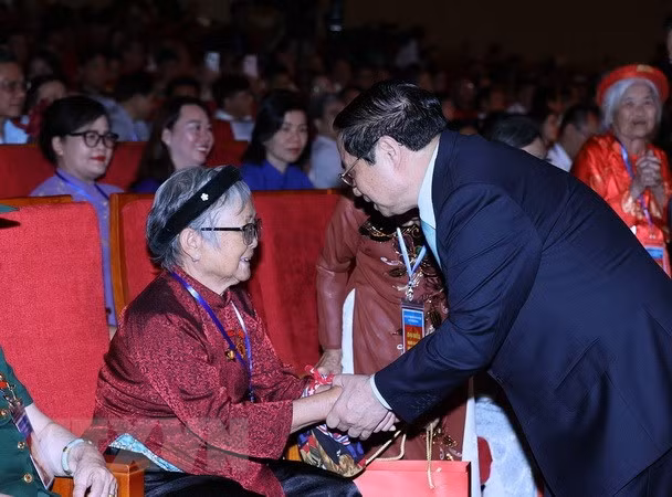 Thủ tướng Phạm Minh Chính thăm hỏi, tặng quà cho các Mẹ Việt Nam Anh hùng tham dự Hội nghị Biểu dương Người có công với Cách mạng Tiêu biểu Toàn quốc năm 2023. (Ảnh: Dương Giang/TTXVN)