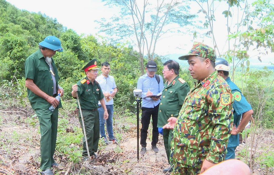 Các thành viên đoàn khảo sát tiến hành định vị trên đỉnh núi Chư Pao. Ảnh: Văn Đại