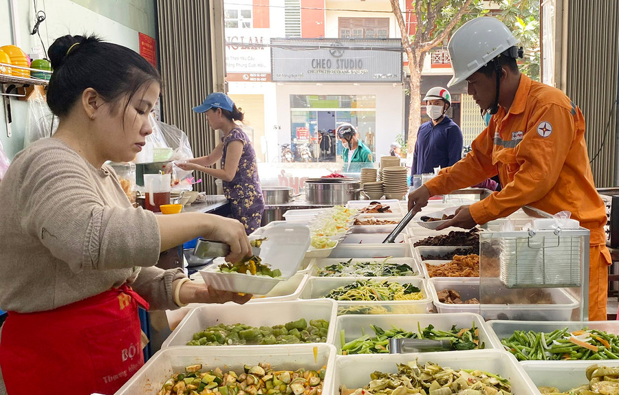 Các quán chay trên đường Tăng Bạt Hổ luôn chú trọng chất lượng nguyên liệu đầu vào để làm ra các món ăn ngon lành, đẹp mắt. Ảnh: S.C Các quán chay trên đường Tăng Bạt Hổ luôn chú trọng chất lượng nguyên liệu đầu vào để làm ra các món ăn ngon lành, đẹp mắt. Ảnh: S.C