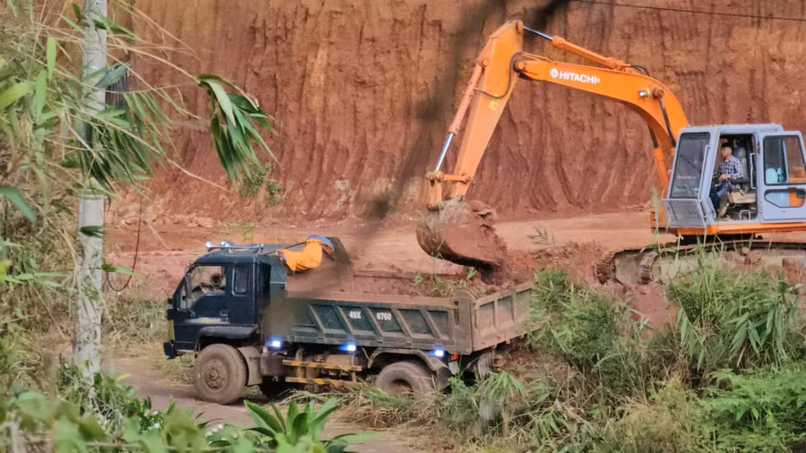 Việc khai thác, vận chuyển đất tại khu vực này được cho là do ông P.V.A thực hiện.