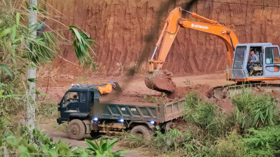 Việc khai thác, vận chuyển đất tại khu vực này được cho là do ông P.V.A thực hiện. Việc khai thác, vận chuyển đất tại khu vực này được cho là do ông P.V.A thực hiện.