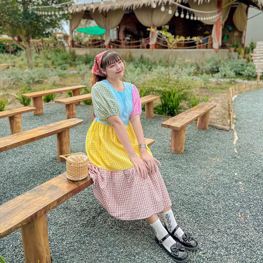 Du khách check-in một góc của quán. Ảnh: Duy Tân