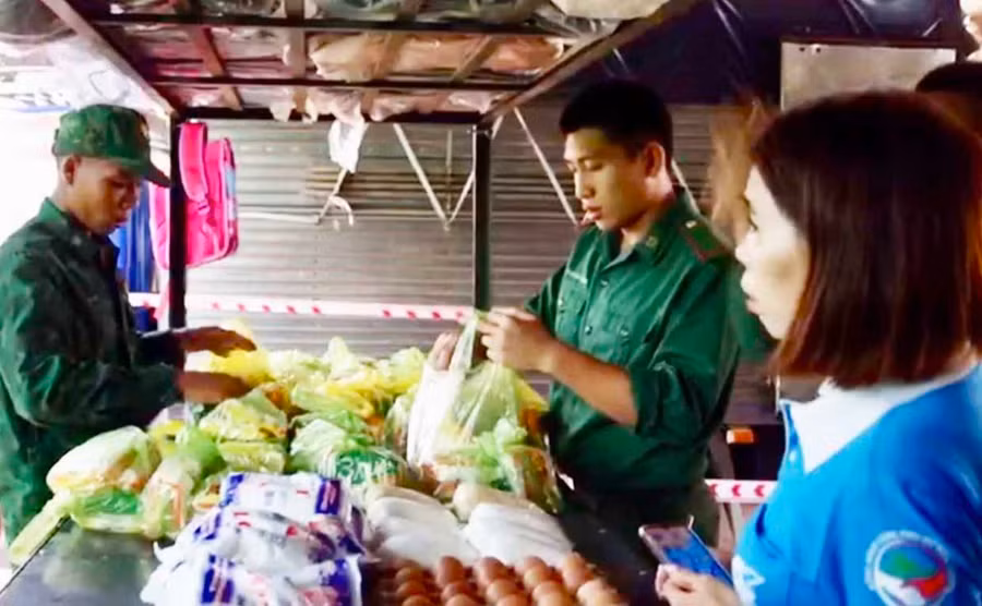 Cán bộ, chiến sĩ sắp xếp các sản phẩm gọn gàng trên kệ. Ảnh: Phương Dung