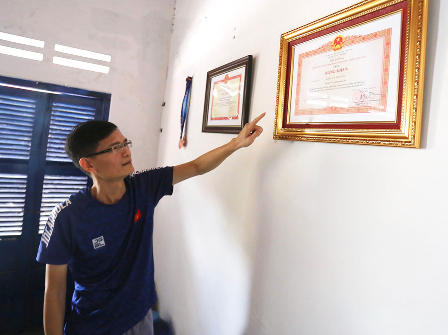 VĐV Đặng Cửu Tùng Lân cùng bằng khen cho Thủ tướng Chính phủ khen tặng sau khi giành huy chương vàng SEA Games 32. Ảnh: Văn Ngọc VĐV Đặng Cửu Tùng Lân cùng bằng khen cho Thủ tướng Chính phủ khen tặng sau khi giành huy chương vàng SEA Games 32. Ảnh: Văn Ngọc
