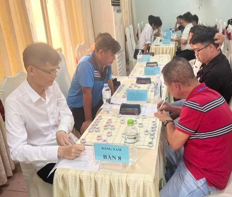 Vận động viên Đặng Cửu Tùng Lân (bìa trái) đã vươn lên đỉnh cao của làng cờ tướng trong nước và khu vực (ảnh nhân vật cung cấp). Vận động viên Đặng Cửu Tùng Lân (bìa trái) đã vươn lên đỉnh cao của làng cờ tướng trong nước và khu vực (ảnh nhân vật cung cấp).