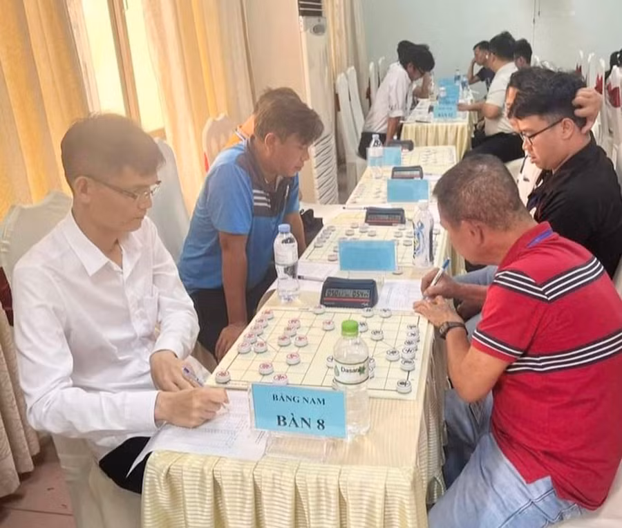 Vận động viên Đặng Cửu Tùng Lân (bìa trái) đã vươn lên đỉnh cao của làng cờ tướng trong nước và khu vực (ảnh nhân vật cung cấp).