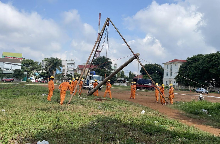 Tổ chức diễn tập dựng cột trụ điện thủ công. Ảnh: Q.T Tổ chức diễn tập dựng cột trụ điện thủ công. Ảnh: Q.T
