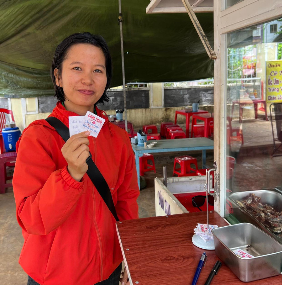 Chị Nguyễn Thị Thu Trang ủng hộ các phiếu cơm treo cho những người còn khó khăn. Ảnh: MN Chị Nguyễn Thị Thu Trang ủng hộ các phiếu cơm treo cho những người còn khó khăn. Ảnh: MN