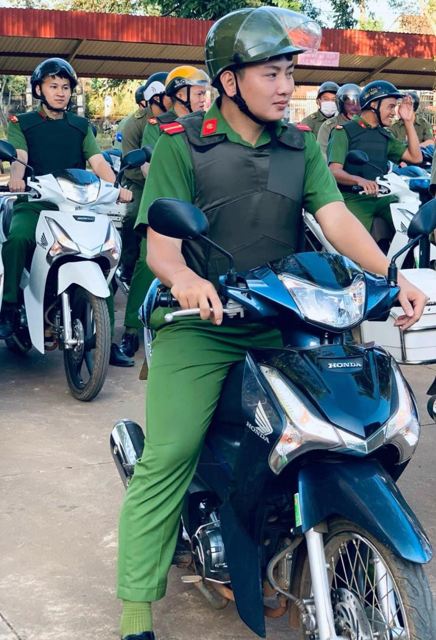 Phan Đức Mạnh tham gia tuần tra bảo vệ địa bàn. Ảnh: Vĩnh Hoàng