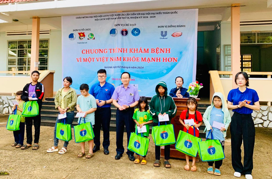 Dịp này, Ban tổ chức đã trao tặng 13 phần quà (mỗi suất gồm quà và 500000 đồng tiền mặt) đến 13 trẻ em thuộc gia đình khó khăn, đối tượng chính sách trên địa bàn xã. Ảnh: Như Nguyện