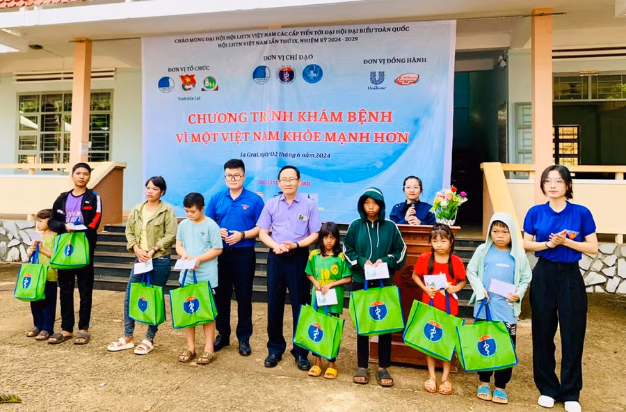 Dịp này, Ban tổ chức đã trao tặng 13 phần quà (mỗi suất gồm quà và 500000 đồng tiền mặt) đến 13 trẻ em thuộc gia đình khó khăn, đối tượng chính sách trên địa bàn xã. Ảnh: Như Nguyện