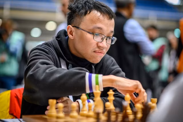 Nguyễn Ngọc Trường Sơn sớm cầm hòa Wei Yi.