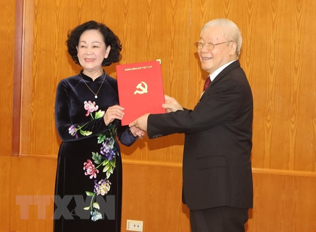 Tổng Bí thư Nguyễn Phú Trọng trao Quyết định cho đồng chí Trương Thị Mai, Ủy viên Bộ Chính trị, Thường trực Ban Bí thư. (Ảnh: Trí Dũng/TTXVN) Tổng Bí thư Nguyễn Phú Trọng trao Quyết định cho đồng chí Trương Thị Mai, Ủy viên Bộ Chính trị, Thường trực Ban Bí thư. (Ảnh: Trí Dũng/TTXVN)