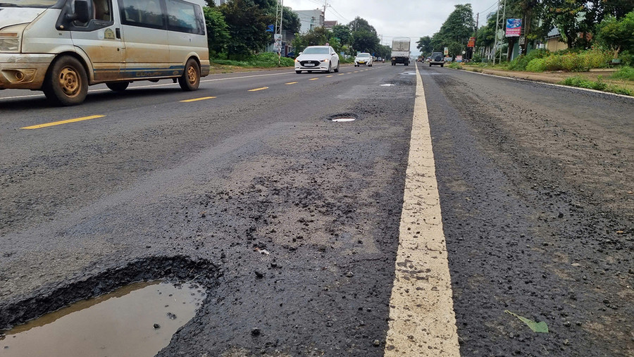 Nhiều vị trí bong tróc xuất hiện trên tuyến Quốc lộ 19 đoạn qua địa bàn huyện Đak Đoa. Ảnh: Khánh Phong