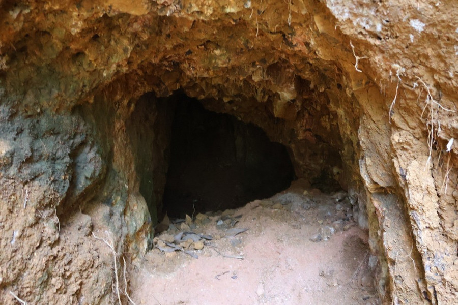 Một hầm đào vàng trái phép trên đồi Hố Du (thôn Bình Tân, xã Trà Bình, huyện Trà Bồng). Ảnh: Công an Trà Bồng Một hầm đào vàng trái phép trên đồi Hố Du (thôn Bình Tân, xã Trà Bình, huyện Trà Bồng). Ảnh: Công an Trà Bồng