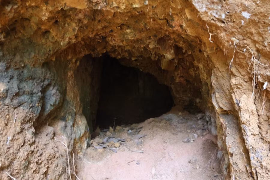 Một hầm đào vàng trái phép trên đồi Hố Du (thôn Bình Tân, xã Trà Bình, huyện Trà Bồng). Ảnh: Công an Trà Bồng