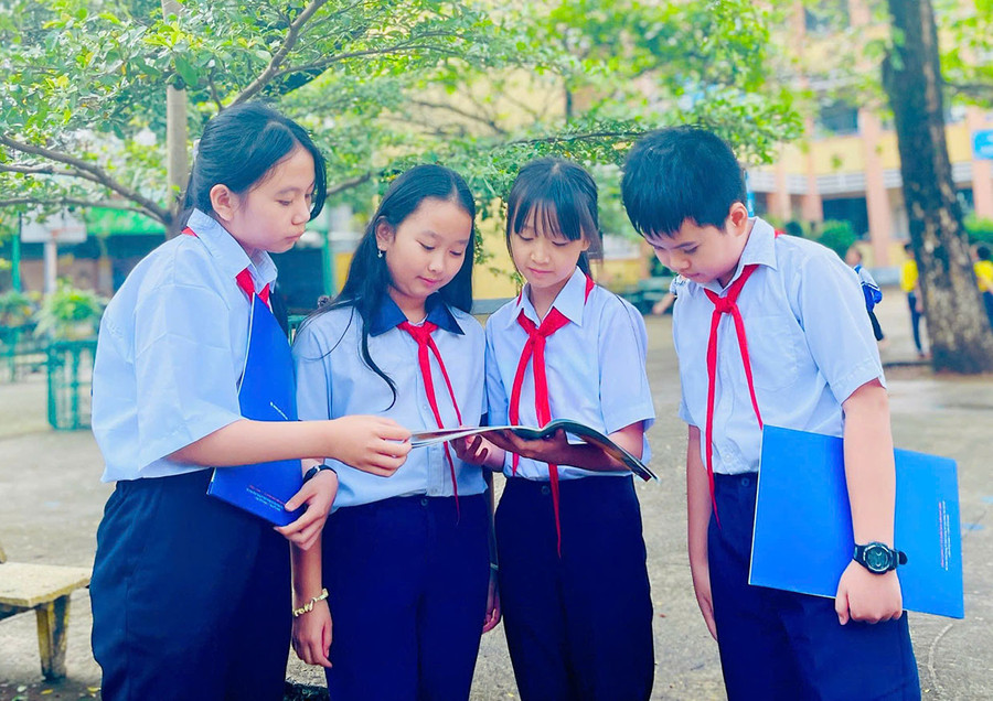 Phụ huynh lo lắng tìm phương án đưa đón con, sắp xếp thời gian để vừa đảm bảo giờ giấc công việc và học hành của con cái khi dừng tổ chức bán trú. Ảnh: Trần Dung Phụ huynh lo lắng tìm phương án đưa đón con, sắp xếp thời gian để vừa đảm bảo giờ giấc công việc và học hành của con cái khi dừng tổ chức bán trú. Ảnh: Trần Dung