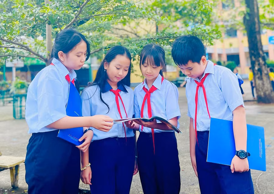 Phụ huynh lo lắng tìm phương án đưa đón con, sắp xếp thời gian để vừa đảm bảo giờ giấc công việc và học hành của con cái khi dừng tổ chức bán trú. Ảnh: Trần Dung