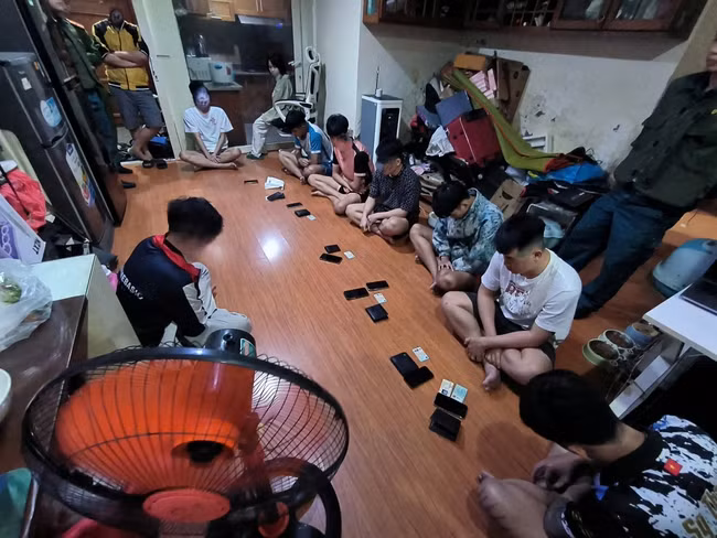 Công an đột kích trụ sở của các đối tượng