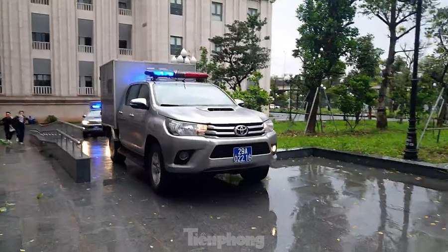 7 giờ 20 sáng nay (19/3), xe chở các bị cáo đến TAND thành phố Hà Nội trên đường Nguyễn Xiển (Hoàng Mai, Hà Nội).
