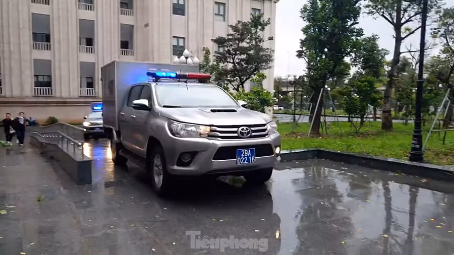 7 giờ 20 sáng nay (19/3), xe chở các bị cáo đến TAND thành phố Hà Nội trên đường Nguyễn Xiển (Hoàng Mai, Hà Nội).