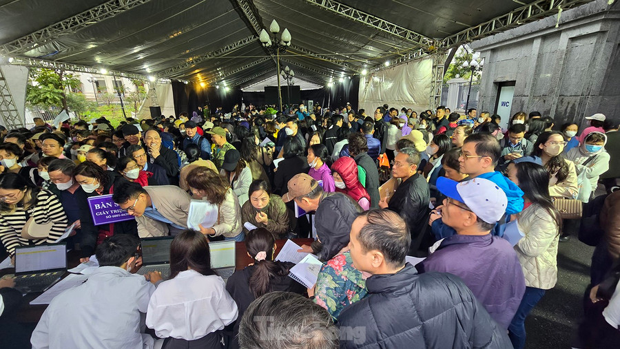 Hàng nghìn người chen chân làm thủ tục dự phiên tòa vào đầu giờ sáng nay trong cảnh mưa rét. Hàng nghìn người chen chân làm thủ tục dự phiên tòa vào đầu giờ sáng nay trong cảnh mưa rét.