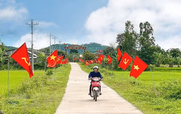 Đường cờ Tổ quốc tại thôn 4, xã Cư Êwi, huyện Cư Kuin, tỉnh Đắk Lắk chào mừng kỷ niệm 78 năm Quốc khánh nước Cộng hòa Xã hội Chủ nghĩa Việt Nam. (Ảnh: TTXVN phát)