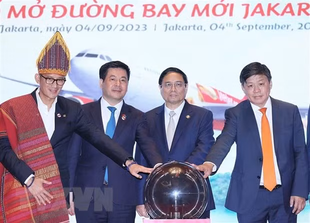 Thủ tướng Phạm Minh Chính và các đại biểu thực hiện nghi thức khai trương đường bay thẳng Hà Nội-Jakarta của Vietjet. (Ảnh: Dương Giang/TTXVN)