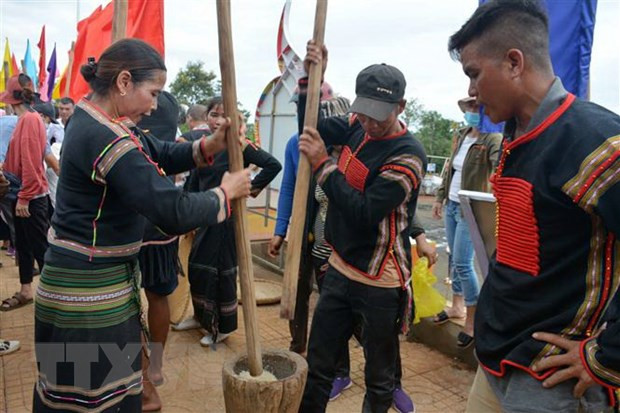 Nhân dân các dân tộc huyện Ea Kar, tỉnh Đắk Lắk thi giã gạo vui đón Tết Độc lập. (Ảnh: Hoài Thu/TTXVN)