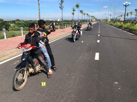 Các thanh niên dựng lại hiện trường hành vi phạm tội Các thanh niên dựng lại hiện trường hành vi phạm tội