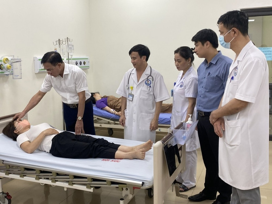 Các bệnh viện ở tỉnh Vĩnh Phúc huy động nhân lực điều trị cho các công nhân bị ngộ độc. Các bệnh viện ở tỉnh Vĩnh Phúc huy động nhân lực điều trị cho các công nhân bị ngộ độc.