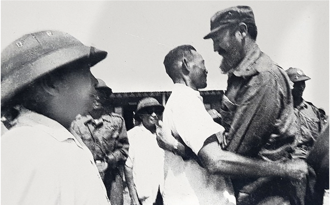 Bí thư Tỉnh ủy Quảng Trị Hồ Sỹ Thản đón Chủ tịch Cuba Fidel Castro tại bờ Nam sông Bến Hải và sáng 15/9/1973. Ảnh: Sỹ Sô
