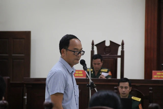 Bị cáo Hoàng Văn Minh, cựu Thiếu tá Trung đoàn không quân 937, tại phiên tòa sáng 5-12. Bị cáo Hoàng Văn Minh, cựu Thiếu tá Trung đoàn không quân 937, tại phiên tòa sáng 5-12.