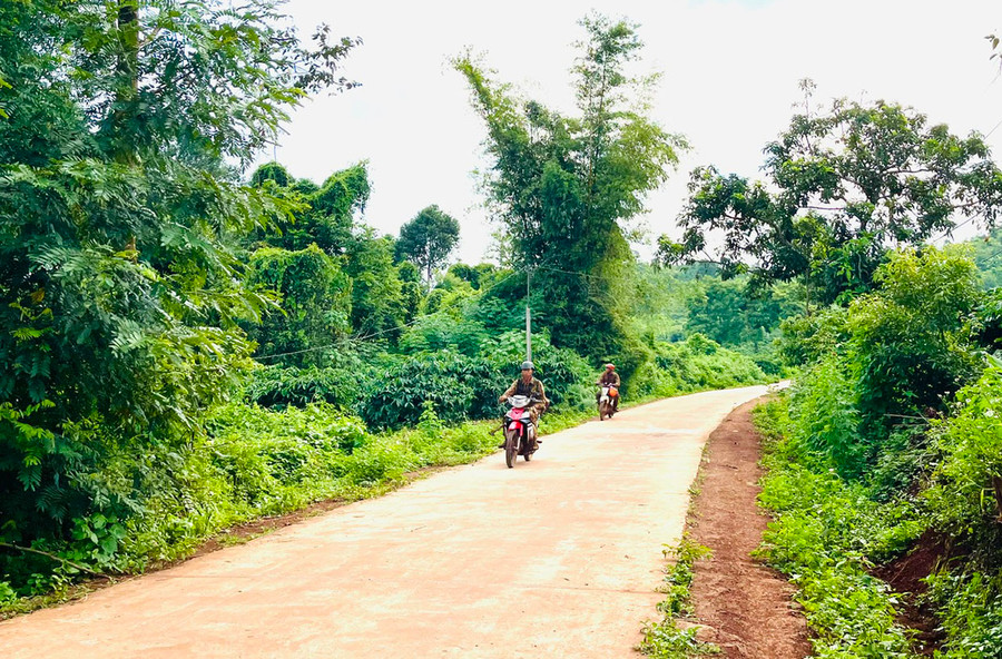 Tuyến đường liên thôn và đồng thời là đường đi ra khu sản xuất được bê tông đã giúp người dân làng Bla Trek và Ktăng (xã Kdang, huyện Đak Đoa) đi lại và vận chuyển nông sản thuận lợi hơn. Ảnh: H.T Tuyến đường liên thôn và đồng thời là đường đi ra khu sản xuất được bê tông đã giúp người dân làng Bla Trek và Ktăng (xã Kdang, huyện Đak Đoa) đi lại và vận chuyển nông sản thuận lợi hơn. Ảnh: H.T