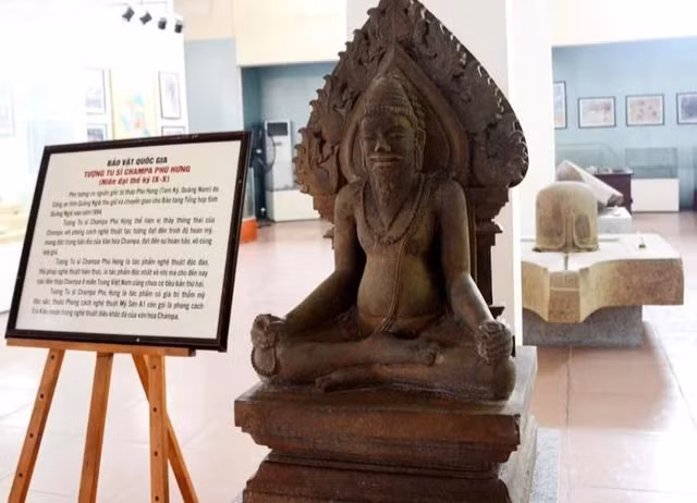 Pho tượng tu sĩ Chăm Phú Hưng trưng bày hạn chế vì cơ sở chưa đảm bảo lưu giữ. ẢNH: PHẠM ANH