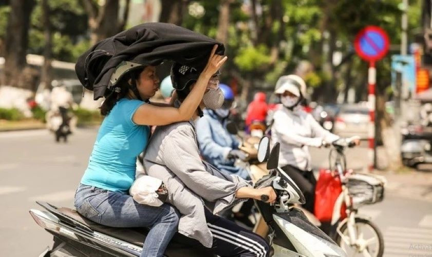 Bắc Bộ nắng nóng. (Ảnh: Lê Minh Sơn/Vietnam+) Bắc Bộ nắng nóng. (Ảnh: Lê Minh Sơn/Vietnam+)