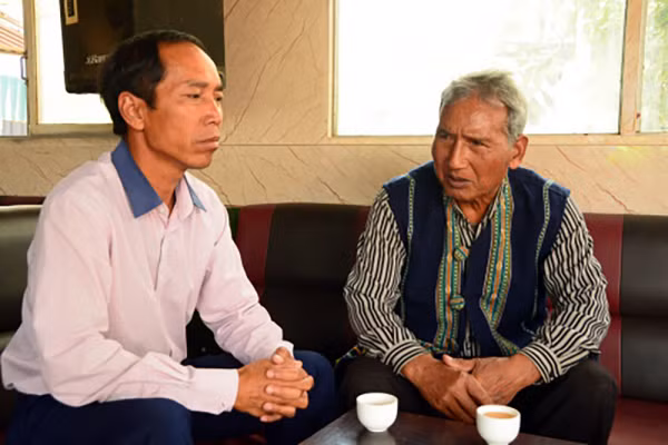 Già làng Ka Să Ha Tang (phải).