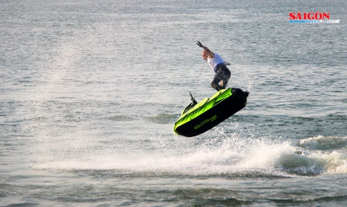 Kết thúc chặng đua, nhà vô địch hạng mục biểu diễn Freestyle Roberto Mariani (người Ý sinh năm 1970) đã nán lại trước khán đài để biểu diễn những "vũ điệu chiến thắng" cảm ơn khán giả. Kết thúc chặng đua, nhà vô địch hạng mục biểu diễn Freestyle Roberto Mariani (người Ý sinh năm 1970) đã nán lại trước khán đài để biểu diễn những "vũ điệu chiến thắng" cảm ơn khán giả.