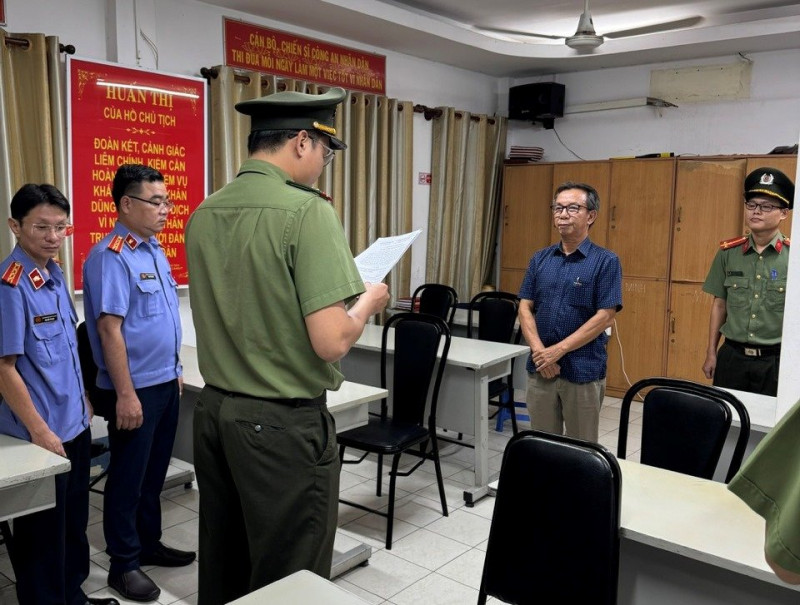 Ông Nguyễn Quang Thông nghe công bố Lệnh bắt tạm giam.