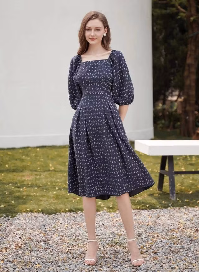 Dáng váy phồng điệu đà không chỉ làm mềm hóa hình ảnh phái nữ mà còn rất hiệu quả để che nhược điểm bắp tay. Hè này diện váy hoa, quý cô có thể thử tài kết hợp theo sở thích với xăng đan dây mảnh, dép kẹp hoặc giày thể thao trẻ trung, năng động