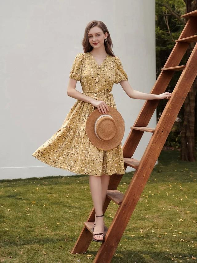 Chỉ cần vài chi tiết điệu đà nhưng những đường nhún xếp nơi eo, tay áo hay trên tùng váy xòe rộng là đã đủ tạo nên những khoảnh khắc hè đáng nhớ. Quý cô có thể chọn thiết kế phối thêm chi tiết cổ lá sen hoặc chọn cổ chữ V cho vẻ ngoài quyến rũ và trẻ trung hơn