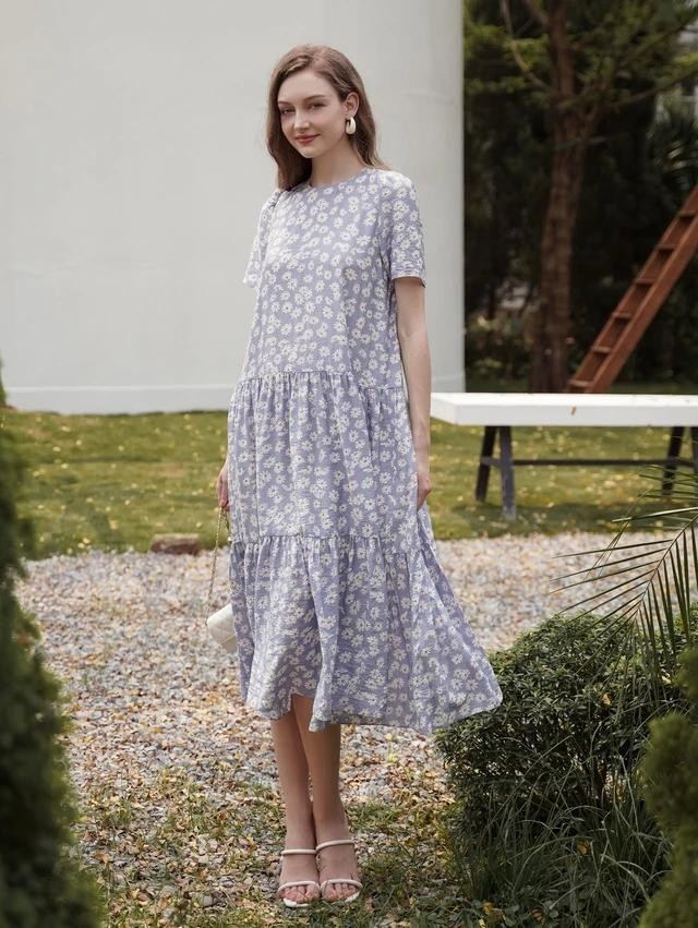 Khi hướng đến mục tiêu thoáng mát, giấu dáng và xinh đẹp, váy suông họa tiết hoa là ý tưởng mà bạn không thể bỏ qua. Những bông hoa nhỏ xinh trên nền vải có màu sắc nhã nhặn giúp tạo hiệu ứng gọn gàng và thon thả hơn so với thực tế, phom váy hạ eo chuyển trọng tâm ánh nhìn đến những &quot;điểm chạm&quot; dễ thương khác thay vì vòng 2