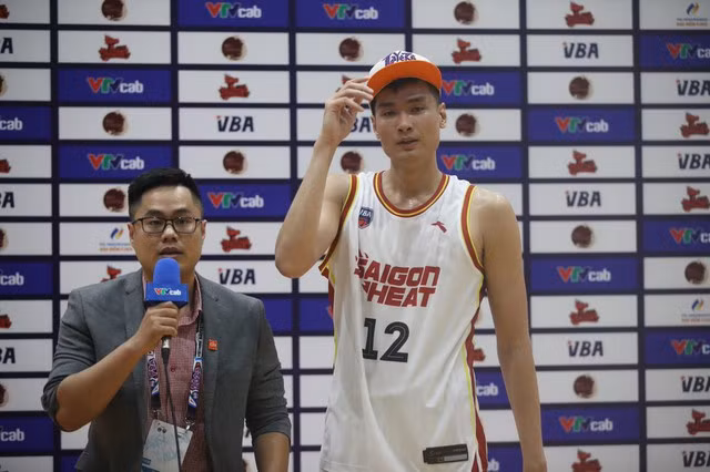 Phú Vinh là cầu thủ Việt Nam đầu tiên nhận chiếc mũ cầu thủ xuất sắc nhất trận ở VBA 2023. Ảnh: VBA