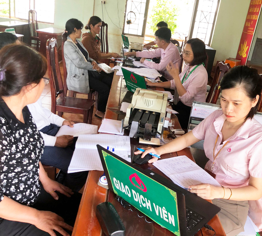 Phòng Giao dịch Ngân hàng CSXH huyện Chư Pưh tập trung giải ngân các nguồn vốn tín dụng phát triển kinh tế-xã hội vùng đồng bào dân tộc thiểu số theo Nghị định số 28 của Chính phủ. Ảnh: S.C Phòng Giao dịch Ngân hàng CSXH huyện Chư Pưh tập trung giải ngân các nguồn vốn tín dụng phát triển kinh tế-xã hội vùng đồng bào dân tộc thiểu số theo Nghị định số 28 của Chính phủ. Ảnh: S.C