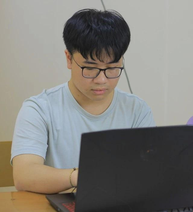 Long cho biết có nhiều khi cuộc sống thường ngày chỉ xoay quanh những dòng code. ẢNH: NVCC