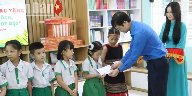 Anh Bùi Quang Huy, Bí thư thứ nhất Trung ương Đoàn trao học bổng cho các cháu học sinh Trường Tiểu học Võ Thị Sáu. Anh Bùi Quang Huy, Bí thư thứ nhất Trung ương Đoàn trao học bổng cho các cháu học sinh Trường Tiểu học Võ Thị Sáu.