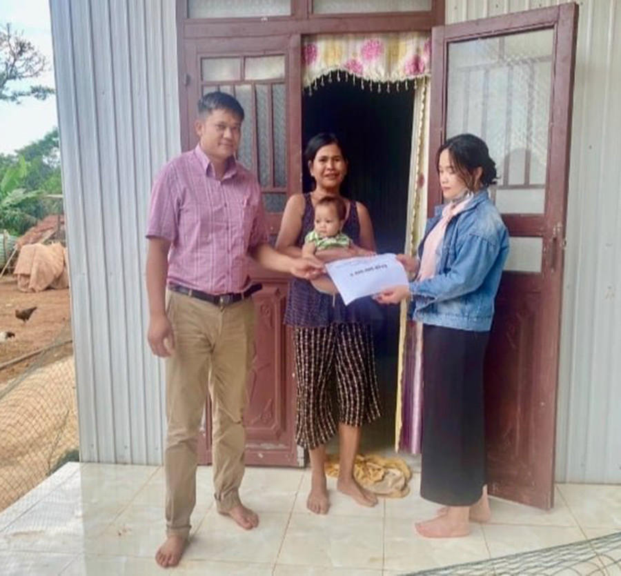 Anh Nguyễn Chí Nguyên trao 6,8 triệu đồng của nhiều người ủng hộ gia đình em Puih Hiu (ở làng De Lung 2, xã Ia Tô, huyện Ia Grai) đi khám-chữa bệnh. Ảnh: Hoàng Cư Anh Nguyễn Chí Nguyên trao 6,8 triệu đồng của nhiều người ủng hộ gia đình em Puih Hiu (ở làng De Lung 2, xã Ia Tô, huyện Ia Grai) đi khám-chữa bệnh. Ảnh: Hoàng Cư