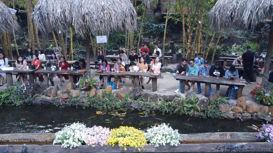 Tại khu du lịch sinh thái đầu nguồn thuộc Buôn Ako Dhông có nhiều du khách lựa chọn điểm đến thưởng thức cà phê và nghe ca nhạc ngoài trời.