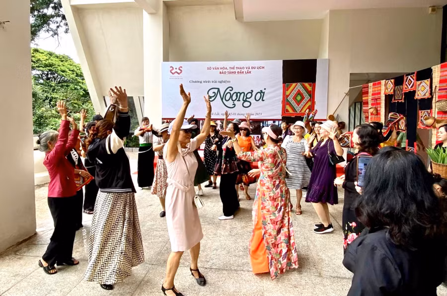 Đông du khách đến Bảo tàng Đắk Lắk trải nghiệm điệu múa của người Thái tại chương trình trải nghiệm "Noọng ơi" ở Bảo tàng Đắk Lắk.