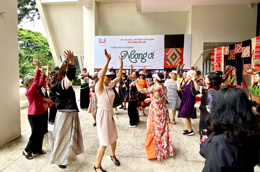 Đông du khách đến Bảo tàng Đắk Lắk trải nghiệm điệu múa của người Thái tại chương trình trải nghiệm "Noọng ơi" ở Bảo tàng Đắk Lắk.